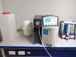 在实验室操作中，如何正确使用和维护实验室纯水设备？